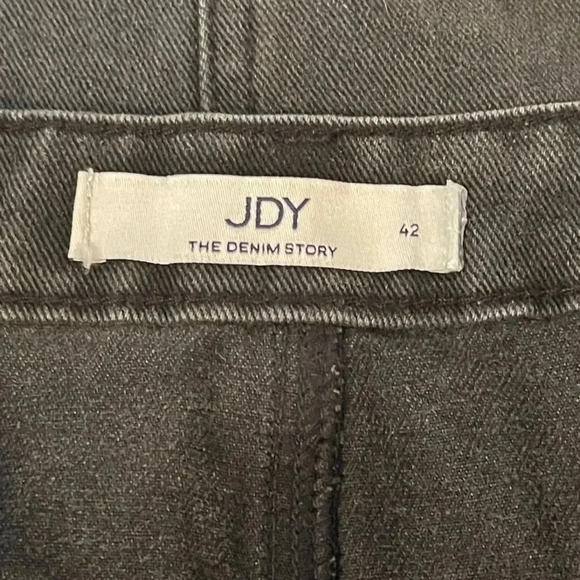 JDY black wash denim pencil skirt with split in front.
Size: 42 woman’s size 7 - Picture 6 of 12